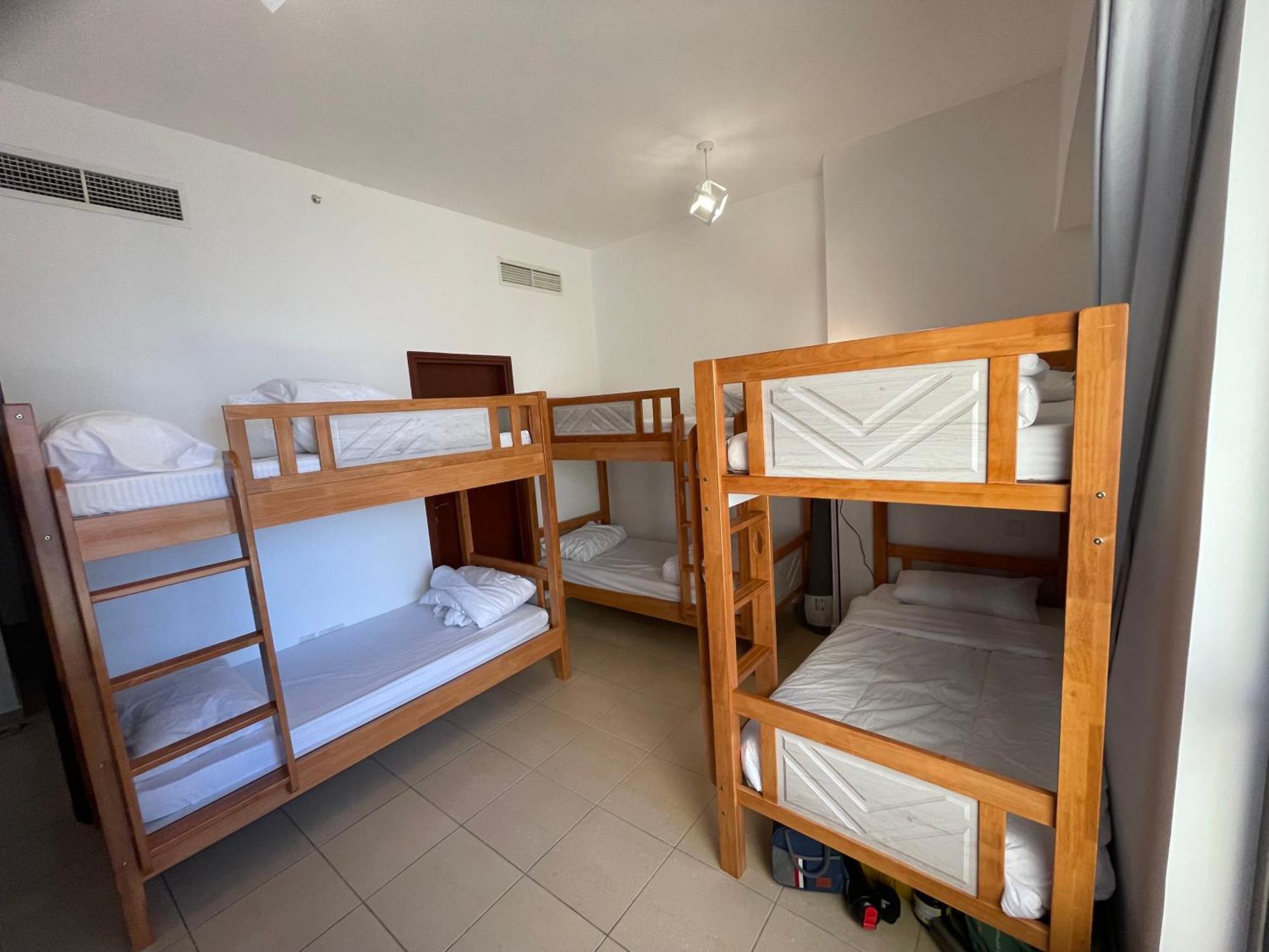 Seaview Beach Hostel Jbr - Walk To Beach - Gym - Pool - Metro Station Dubaj Kültér fotó